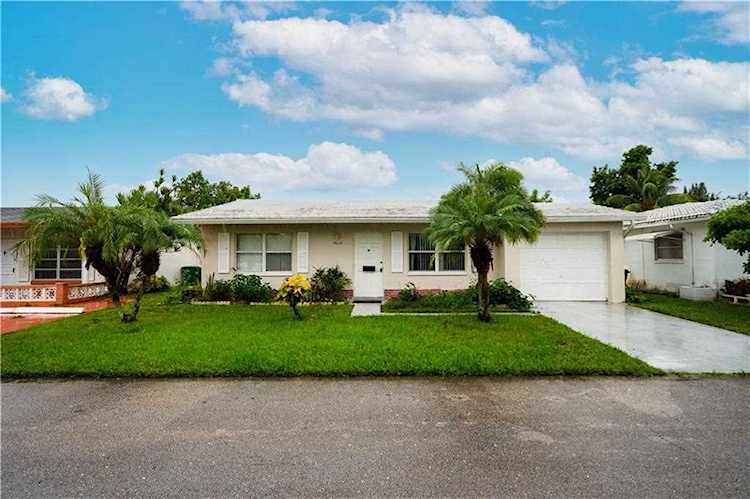 8602 NW 57th Pl Tamarac, FL 33321