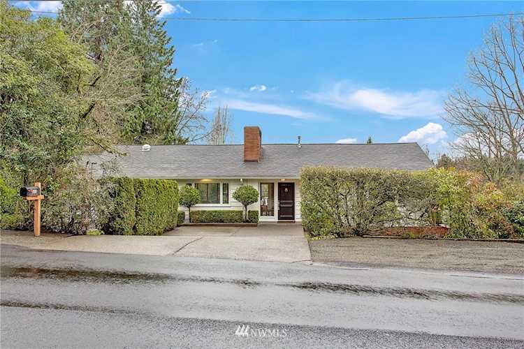 980391013 84th Ave NE520 - Bellevue/West OfMedinaCharming remodeled 3,010sf home nestled in the heart of Medina! This bright home features a...King1873491WAhome for saleMedina Photo 1