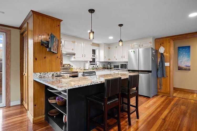 35 Stopford St Hamilton, MA 01982