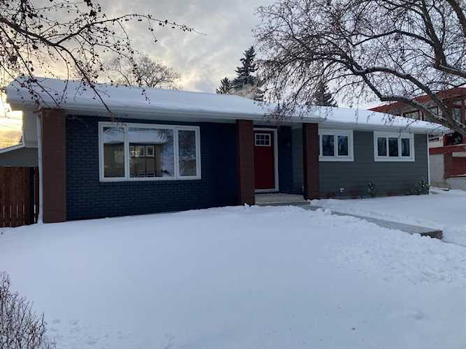 1055 Lake Twintree Dr Calgary, AB T2J 2Y5