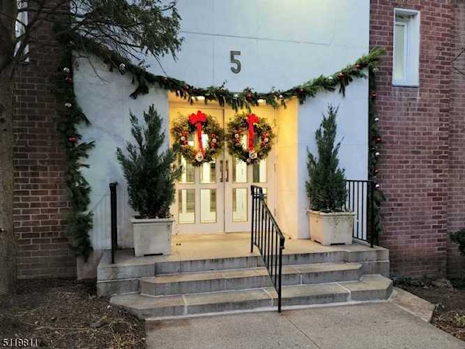 5 Roosevelt Pl Montclair Twp., NJ 07042