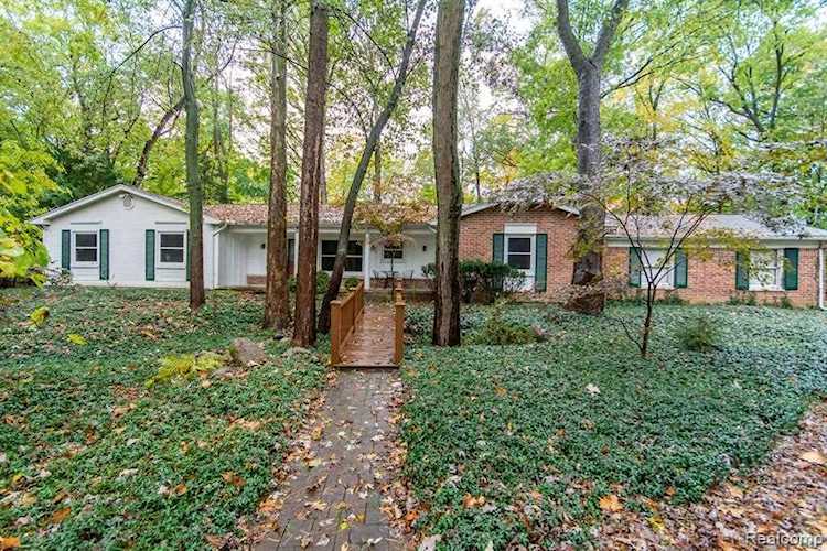28331 Forestbrook Dr Farmington Hills, MI 48334 | MLS 2210089823 Photo 1