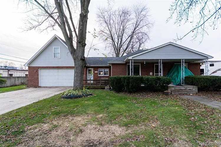 15395 Harrison St Livonia, MI 48154