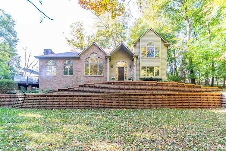 26741 Holly Hill Dr Farmington Hills, MI 48334 | MLS 2210102712 Photo 1