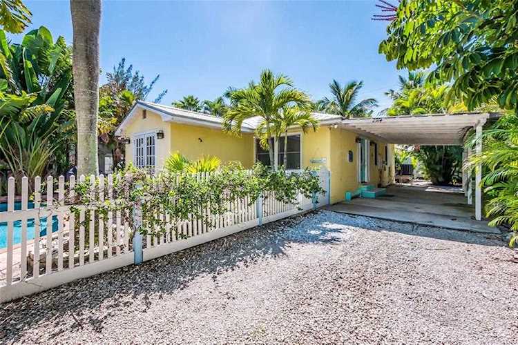 2914 Gulf Dr Holmes Beach, FL 34217