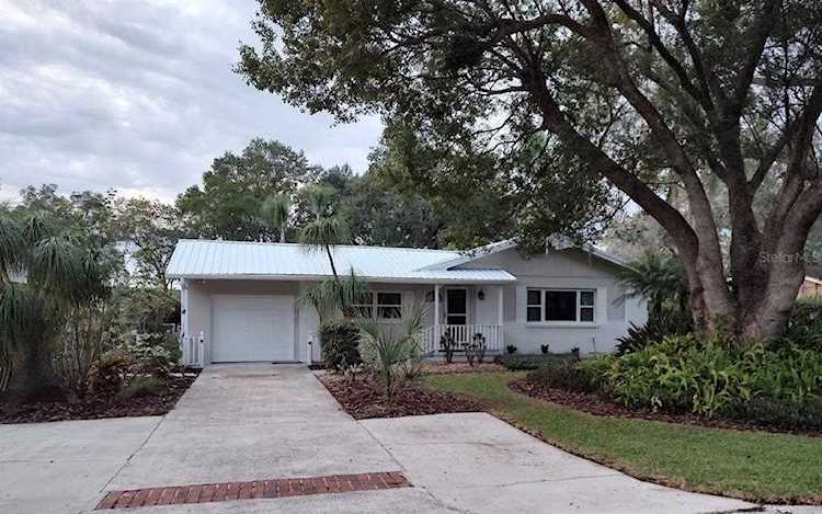 208 Morningside Dr Valrico, FL 33594