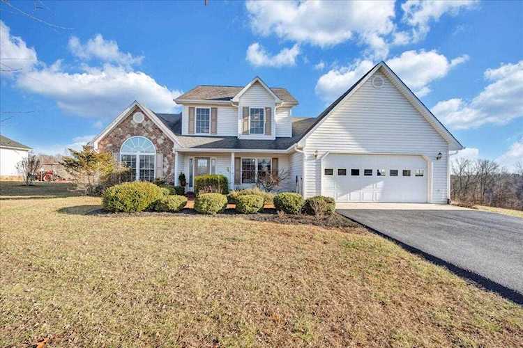 1210 Hunters Knoll Goodview, VA 24095