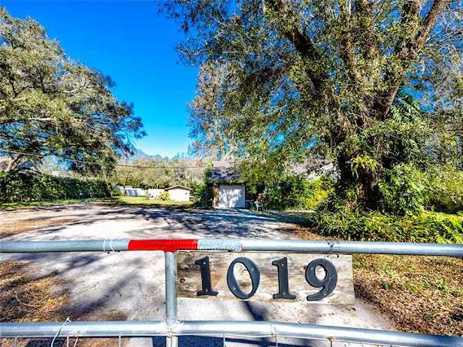 1019 Crystal Lake Rd Lutz, FL 33548