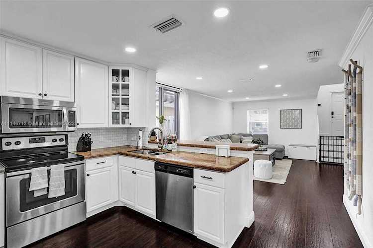 9925 NW 2nd St Plantation, FL 33324