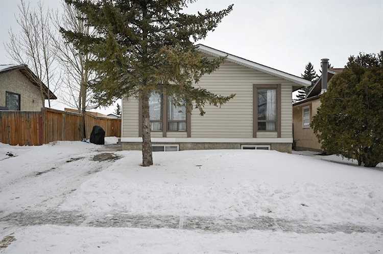 5708 Temple Dr NE Calgary, AB T1Y 3Z7