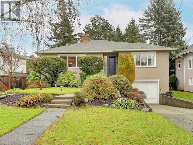 2441 Mowat Oak Bay, BC V8R5T1