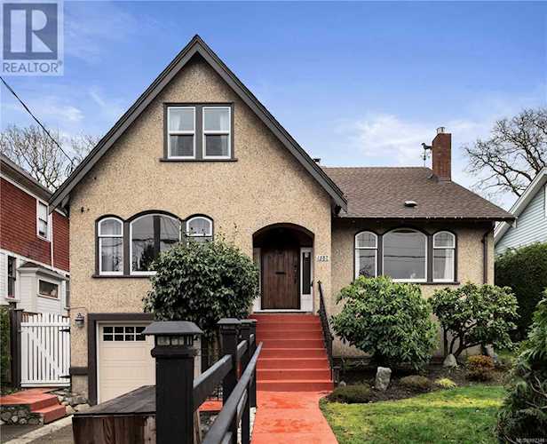 1587 Monterey Oak Bay, BC V8R5V3