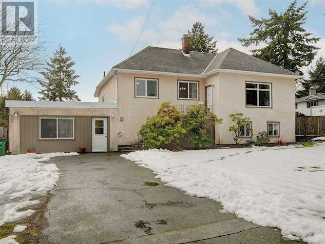 985 Nicholson Saanich, BC V8X3K9