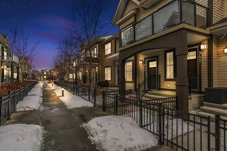 943 Mckenzie Towne Manor SE Calgary, AB T2Z 1E1