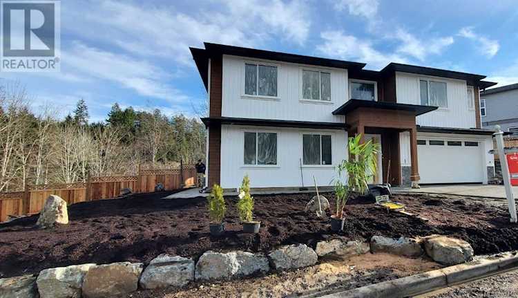 1612 East Roberta Nanaimo, BC V9R1A8 | MLS® 892416VI Photo 1