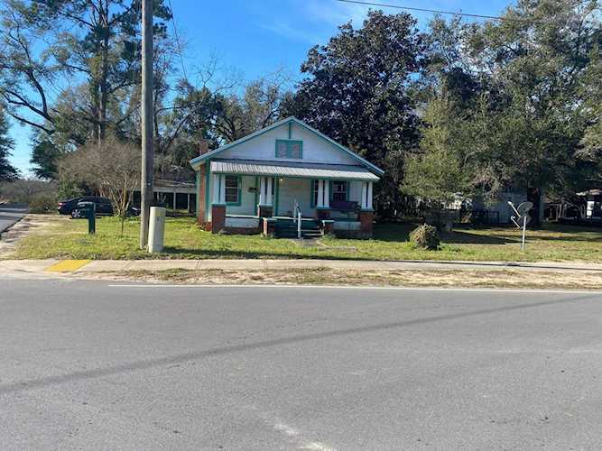 145 W Live Oak Avenue Defuniak Springs FL 32435 Large home in the heart of DeFuniak Springs, near 331 S. Just a few blocks from the DeFuniak... 889142 W. J. Van Kirk In 1885 home for sale $75,000 Photo 1