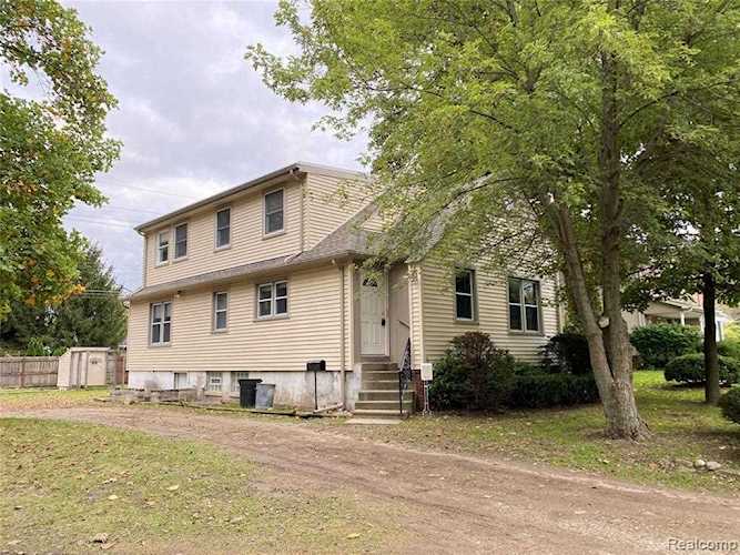 17820 Merriman Rd Livonia, MI 48152 | MLS 2210084277 Photo 1