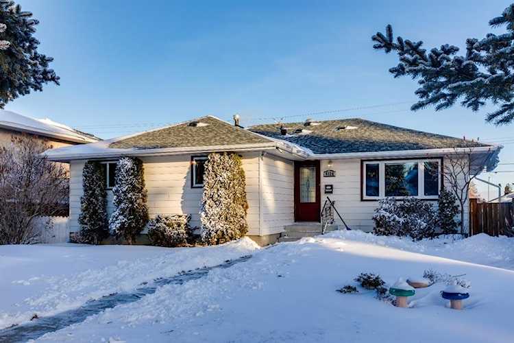 6124 Buckthorn Rd NW Calgary, AB T2K 2Z1