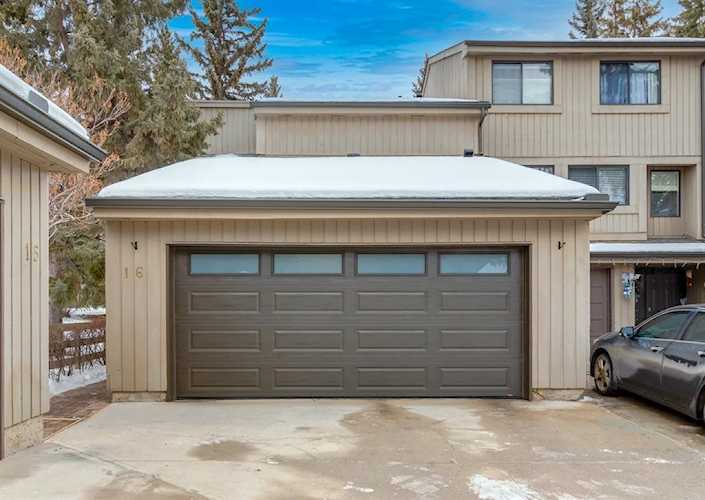 10401 19 St SW #16 Calgary, AB T2W 3E7