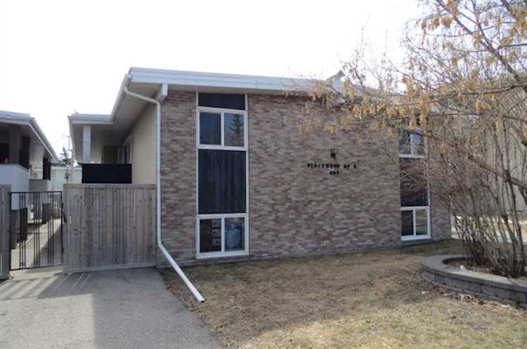 607 67 Ave SW Calgary, AB T2V 0M3
