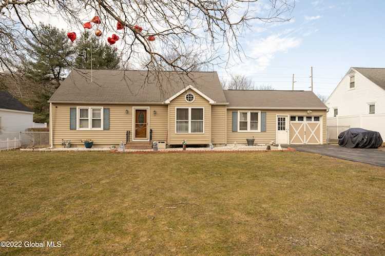 19 Brunswick Park Dr Troy, NY 12180