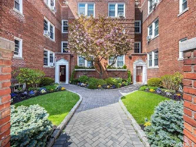 17 Gaynor Avenue Manhasset, NY 11030