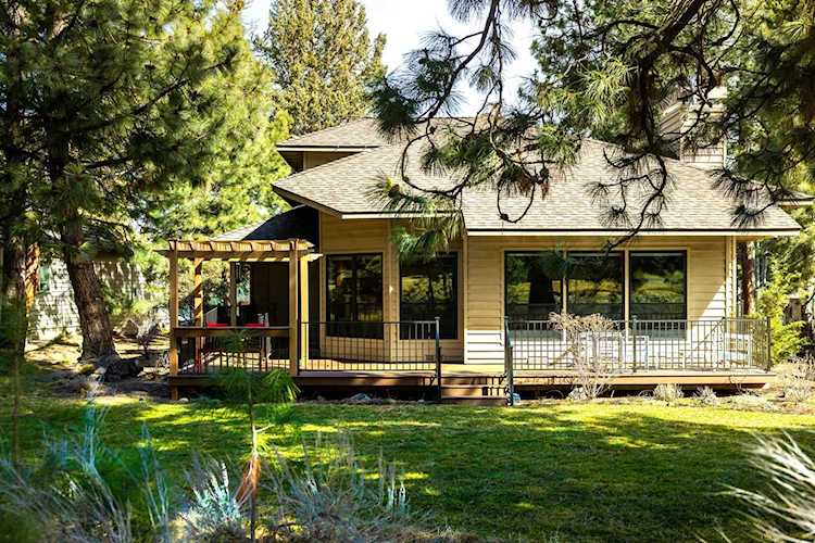 127 NW Links Ln Bend, OR 97703 | MLS 220141387 Photo 1