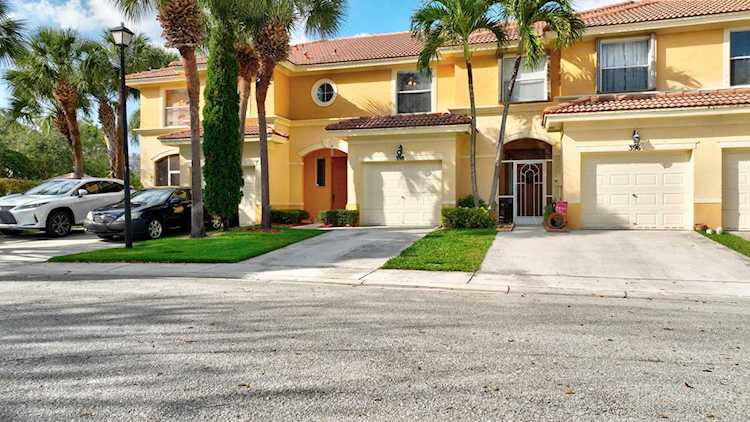 398 River Bluff Lane Royal Palm Beach, FL 33411