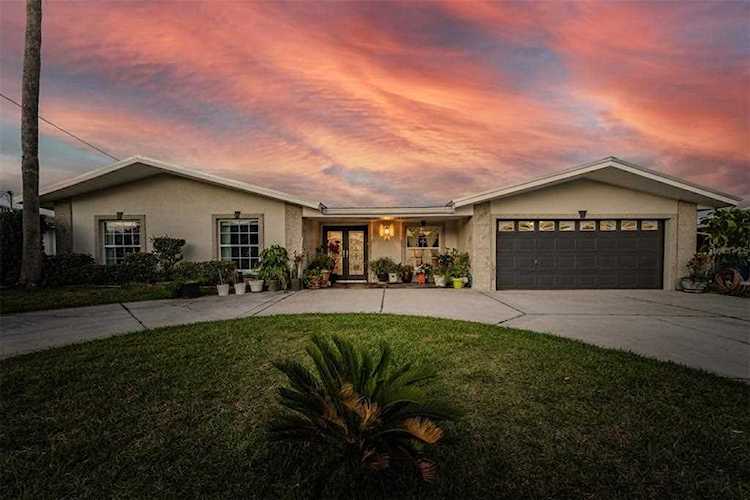 2281 Lagoon Dr Dunedin, FL 34698