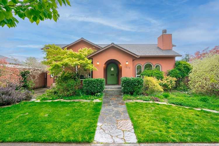 1533 23rd Ave Longview, WA 98632