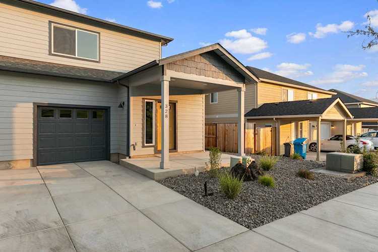 328 Everett Way Talent, OR 97540