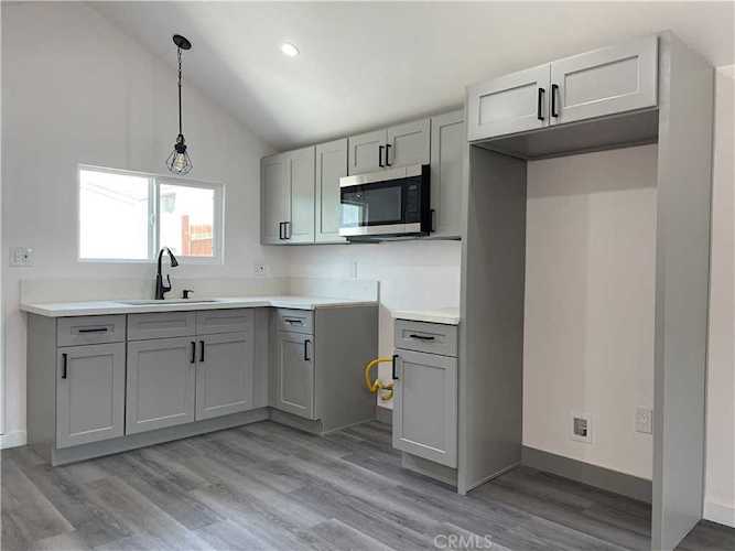 9045 Algeroma St #B Bellflower, CA 90706 | MLS OC22093187 Photo 1