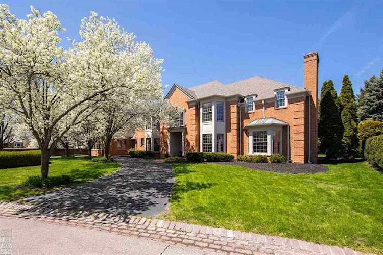 24 Orchard Ln Grosse Pointe Farms, MI 48236