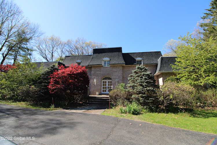 15 Springwood Manor Dr Loudonville, NY 12211