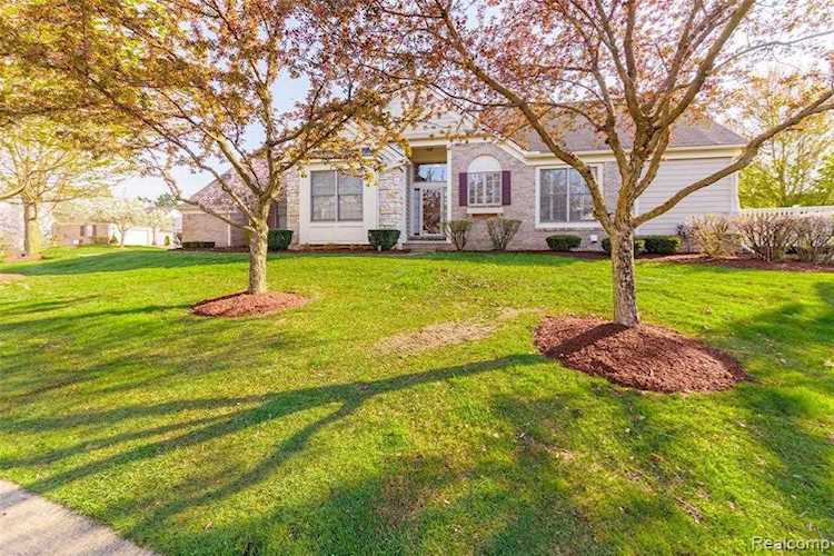 16965 E Lochmoor Circle Northville Twp, MI 48168 | MLS 2220034001 Photo 1