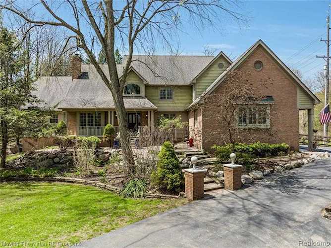 196 Jacole Dr Milford Twp, MI 48380