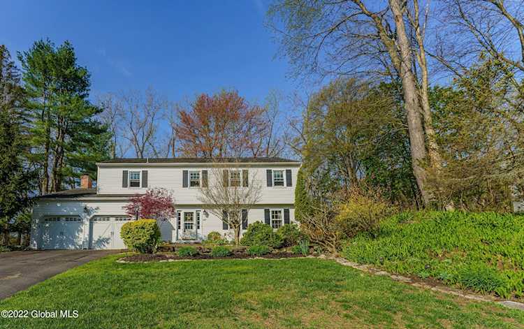 47 W Bayberry Rd Glenmont, NY 12077