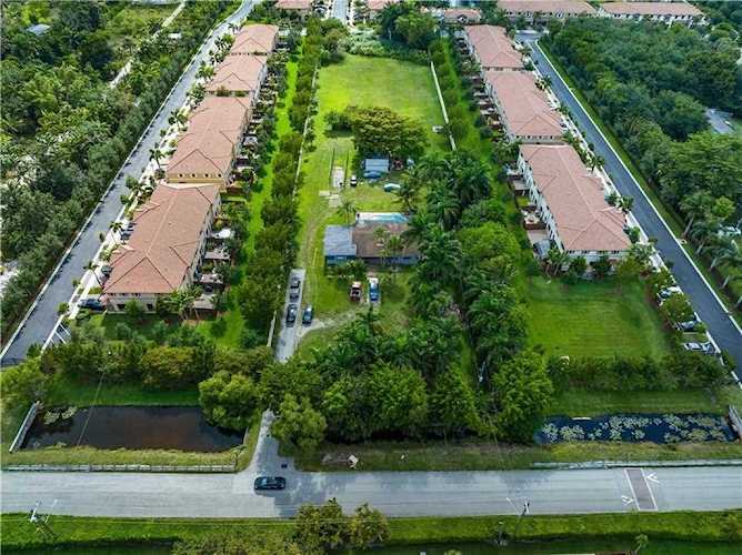 951 SW 121st Ave Davie, FL 33325