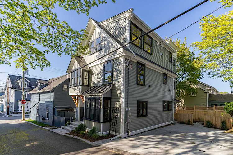 53 Tanner St Portsmouth, NH 03801