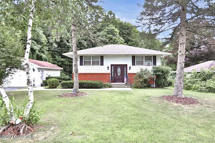 4 Ledgestone Rd Troy, NY 12180