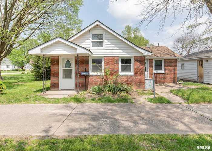 216 7th St Colona, IL 61241