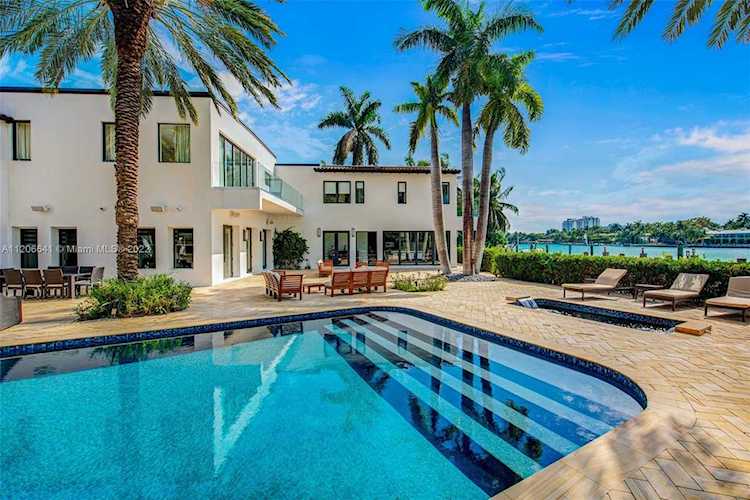 2700 N Bay Rd Miami Beach, FL 33140