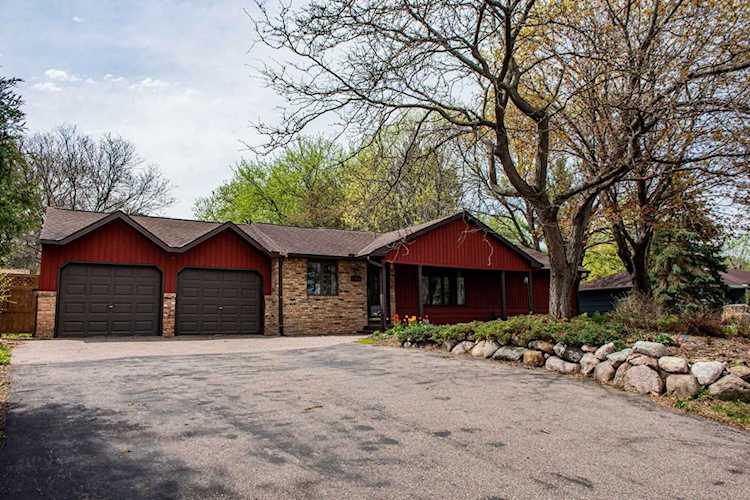 384 Lark Avenue Maplewood, MN 55117