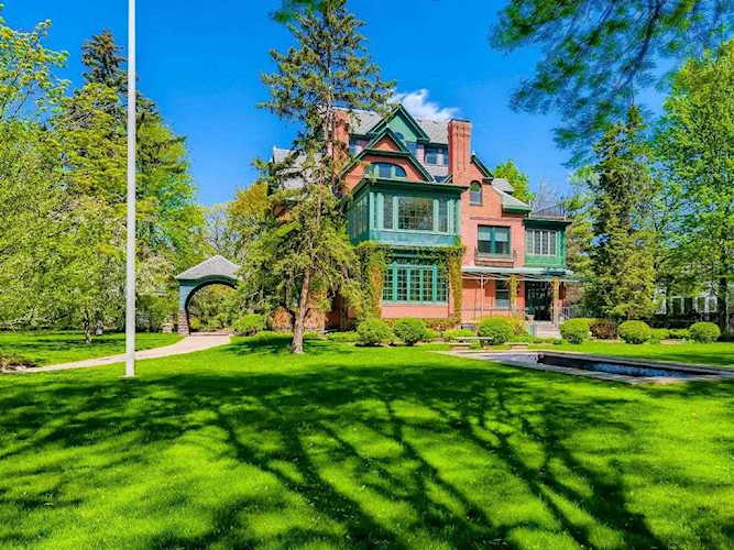 4 Crocus Hill Saint Paul, MN 55102