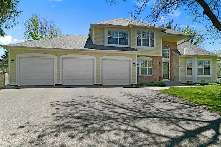 2486 Pond Circle W Mendota Heights, MN 55120