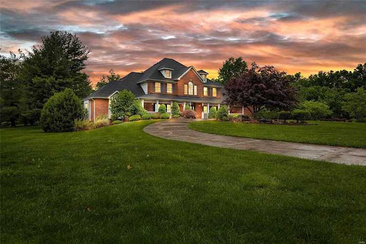 26 Lake Forest St Charles, MO 63301