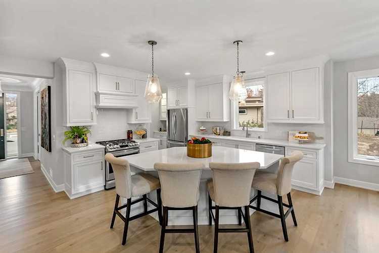 7100 Highland Court Eden Prairie, MN 55346