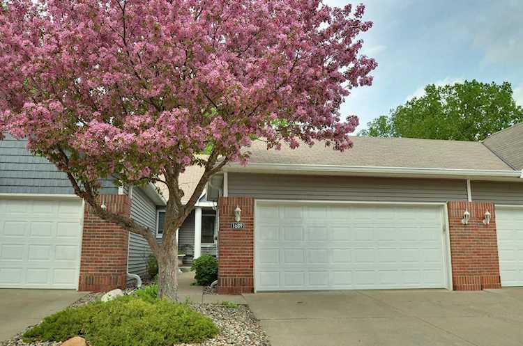 1689 Brueberry Lane Arden Hills, MN 55112