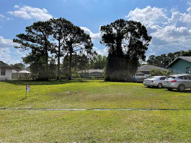 1825 SW Logan Street Port Saint Lucie, FL 34953