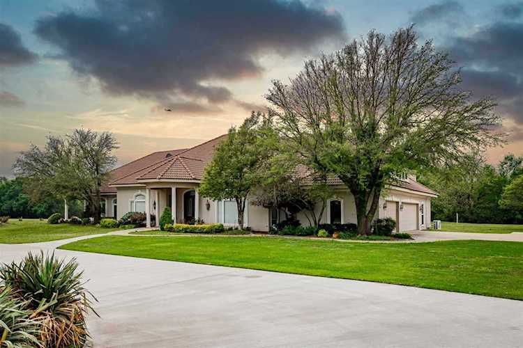 8221 NW Stonebridge Ct Lawton, OK 73505